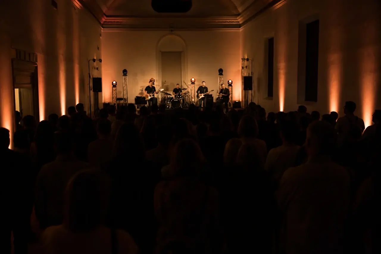 Palco do Salão Principal durante uma noite de banda