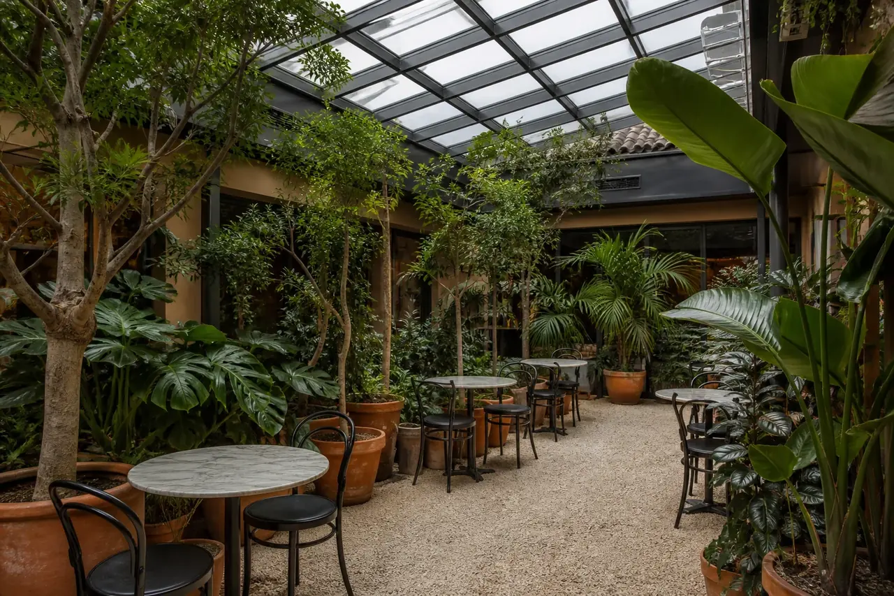 Jardim Coberto com plantas e iluminação suave
