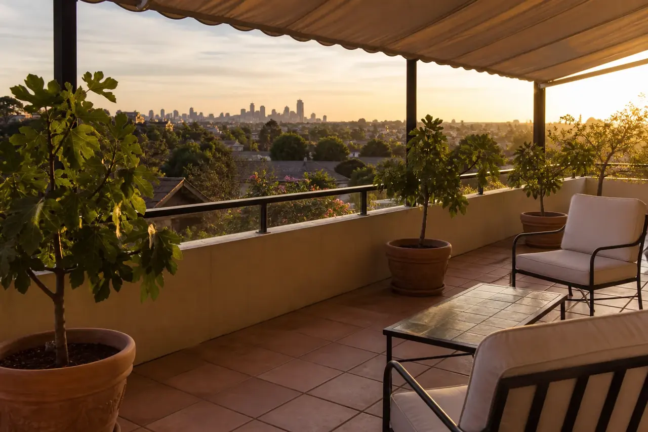 Terraço Sul da Fugad com mesas ao ar livre