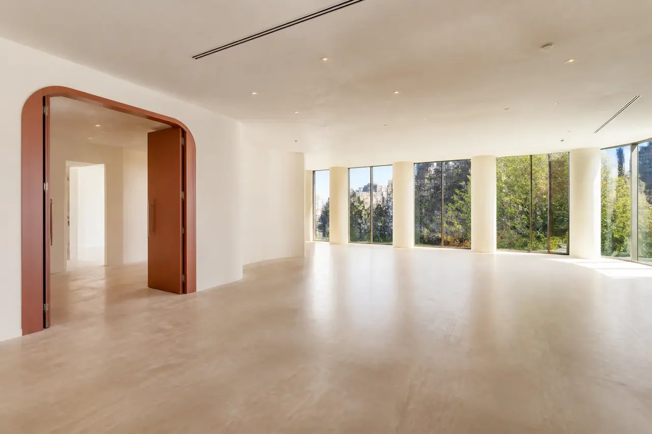 Sala Marfim com luz natural e mesas redondas